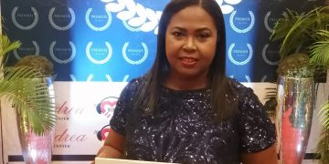 Premios La Flor reconoce a Raquel Amparo por sus 25 años en la música