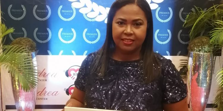 Premios La Flor reconoce a Raquel Amparo por sus 25 años en la música