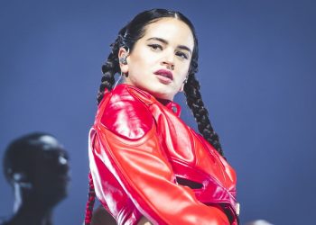Rosalía crea otro vídeo viral haciendo uno de sus gestos característicos con la intro de ‘Bizcochito’