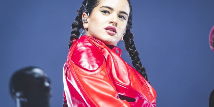 Rosalía crea otro vídeo viral haciendo uno de sus gestos característicos con la intro de ‘Bizcochito’