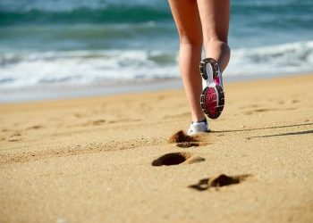 Riesgos y beneficios de correr por la playa