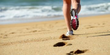 Riesgos y beneficios de correr por la playa