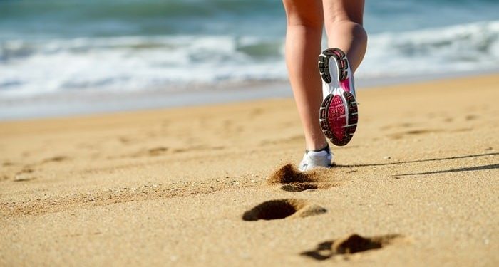 Riesgos y beneficios de correr por la playa