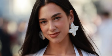 Dua Lipa y el vestido de novia con transparencias