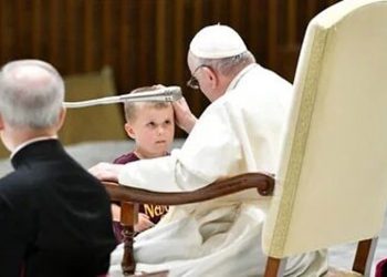 Un niño se acercó al papa Francisco en plena audiencia en el Vaticano: la reacción del Pontífice