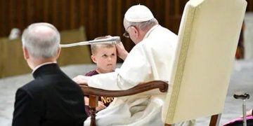 Un niño se acercó al papa Francisco en plena audiencia en el Vaticano: la reacción del Pontífice