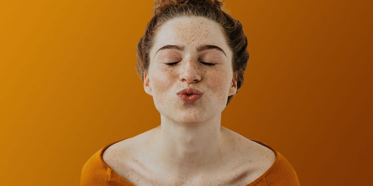 El truco de TikTok para hacerte pecas falsas con bronceador líquido