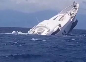 El momento en que un superyate se hunde en la costa de Italia
