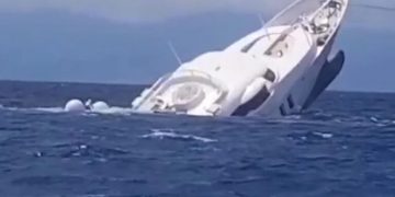 El momento en que un superyate se hunde en la costa de Italia