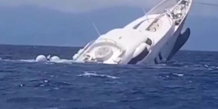 El momento en que un superyate se hunde en la costa de Italia