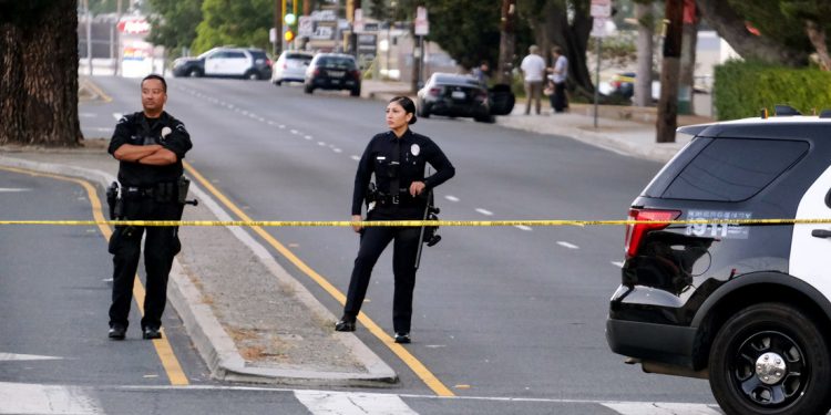 Tiroteo deja al menos un muerto y varios heridos en California