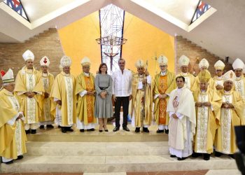 Presidente Abinader asiste a misa por 60 aniversario de la PUCMM