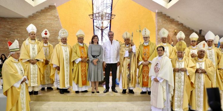 Presidente Abinader asiste a misa por 60 aniversario de la PUCMM