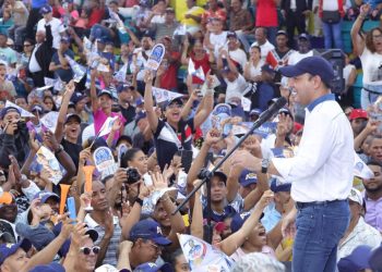 En Santiago Abel Martínez revienta el polideportivo Sameji; recibe respaldo del territorio que le ha dado todos sus triunfos