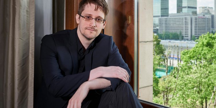 Putin otorga la ciudadanía rusa a Edward Snowden