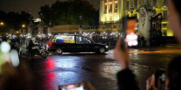 El féretro de Isabel II ya está en el Palacio de Buckingham