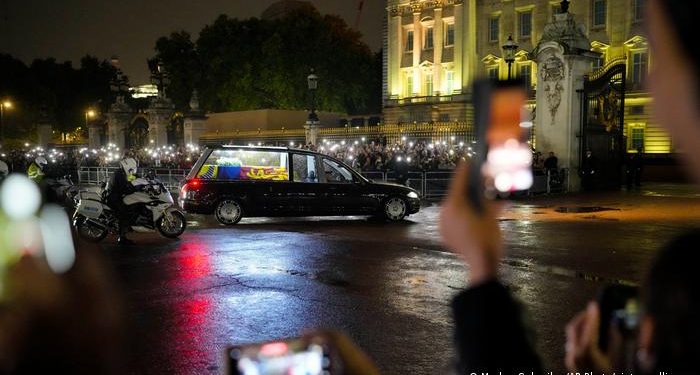 El féretro de Isabel II ya está en el Palacio de Buckingham