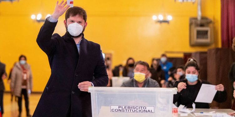El rechazo a la nueva Constitución en Chile obtiene el 63% de votos con el 49% escrutado 
