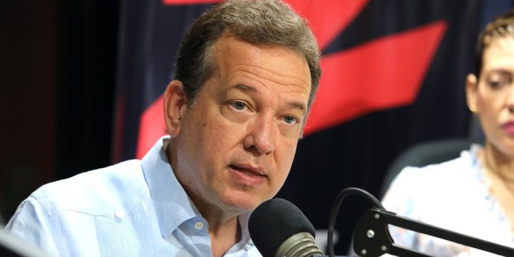 Ito Bisonó afirma que Abinader “tiene su reelección asegurada” en este momento