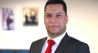 Jatzel Román abogado experto en relaciones internacionales se incorpora elenco del programa Esto No Es Radio