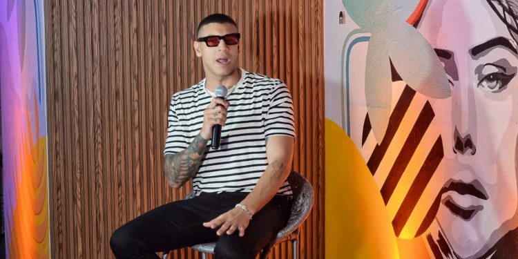 Manuel Medrano llega a Santiago y promete un show de lujo