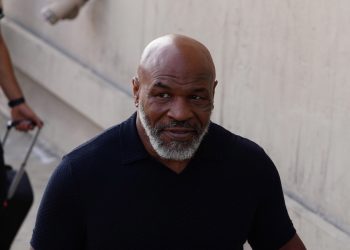 Mike Tyson tiene problema de salud, que lo obliga a usar silla de ruedas
