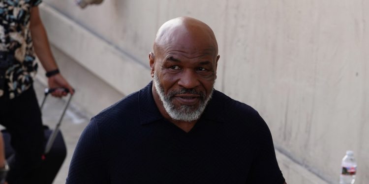 Mike Tyson tiene problema de salud, que lo obliga a usar silla de ruedas