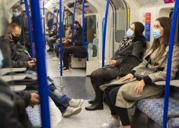 Nueva York dice adiós a usar mascarillas en medios de transporte
