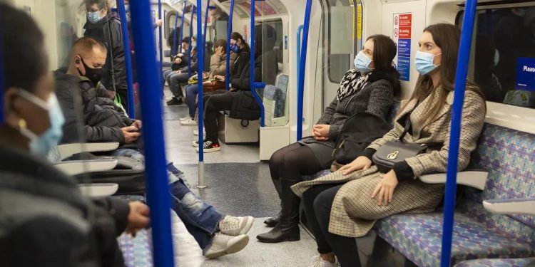 Nueva York dice adiós a usar mascarillas en medios de transporte