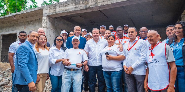 Paliza entrega aportes remodelación parroquia en Cotuí y construcción hogar Cruz Roja en Bonao