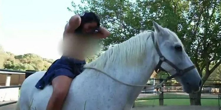 Sus pechos vuelven a exponer los pensamientos