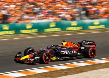 Verstappen pole, Leclerc a 0.021 y Sainz a 0.092, lo más reñido del año