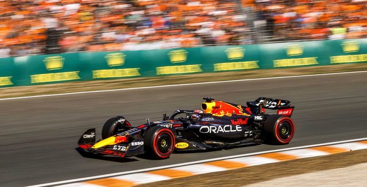 Verstappen pole, Leclerc a 0.021 y Sainz a 0.092, lo más reñido del año