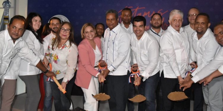 Wellington Arnaud deja iniciados trabajos de construcción acueducto múltiple Sabana Iglesia- Baitoa