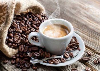 La verdad sobre la curiosa relación entre el café y el cuarto de baño