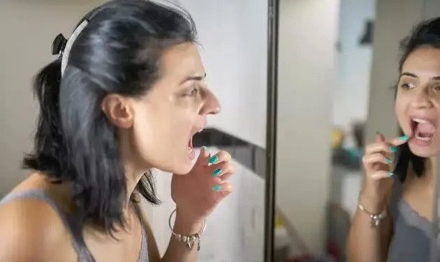 Las señales para saber si rechinas los dientes mientras duermes