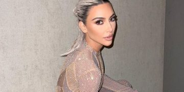¿Kim Kardashian se ha quitado los implantes del pecho?