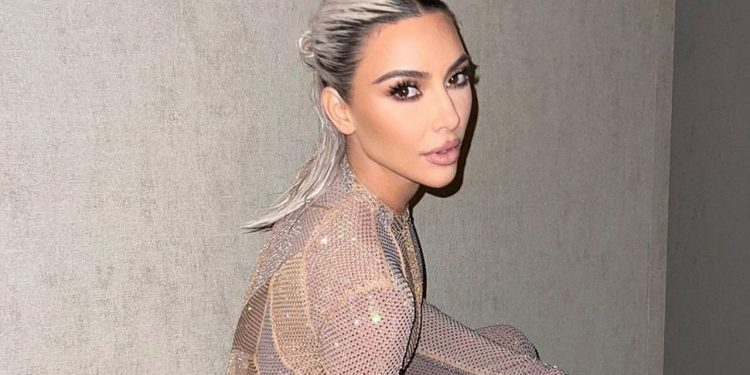 ¿Kim Kardashian se ha quitado los implantes del pecho?