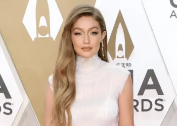 Gigi hadid posado desnuda tapándose con una bufanda
