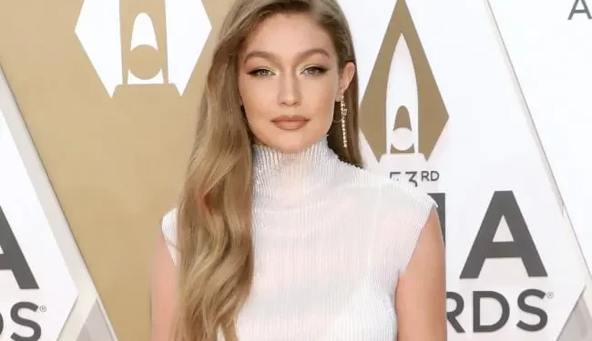 Gigi hadid posado desnuda tapándose con una bufanda