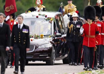 La reina Isabel II fue enterrada junto a su esposo Felipe de Edimburgo en la capilla del Castillo de Windsor
