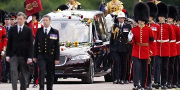 La reina Isabel II fue enterrada junto a su esposo Felipe de Edimburgo en la capilla del Castillo de Windsor