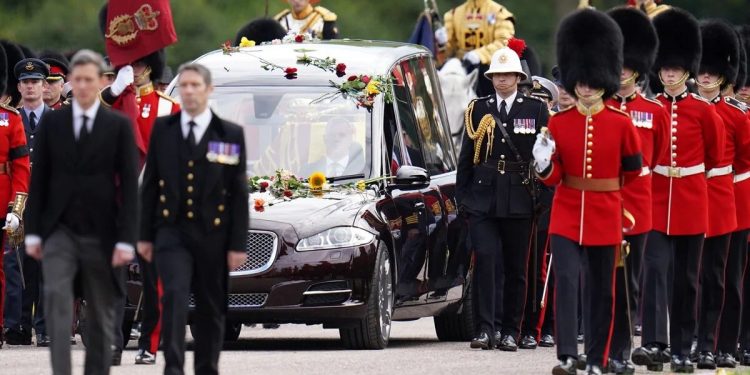 La reina Isabel II fue enterrada junto a su esposo Felipe de Edimburgo en la capilla del Castillo de Windsor