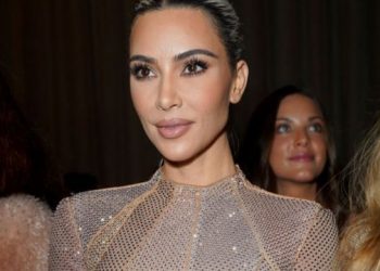 Kim Kardashian llevó un vestido transparente para su cumple