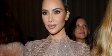 Kim Kardashian llevó un vestido transparente para su cumple
