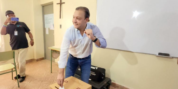 Abel Martínez da paliza en consulta del PLD