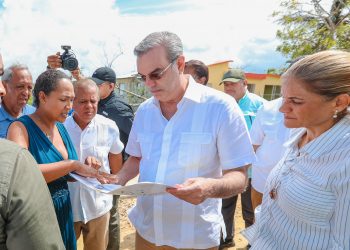 Abinader anuncia ayuda del gobierno de mil pesos por tarea dañada por el huracán en 7 provincias