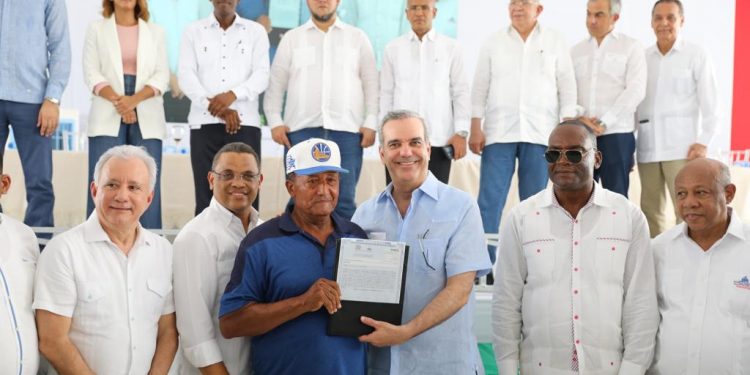 Abinader beneficia once mil personas con entrega de 2,765 certificados de títulos de viviendas y solares en Los Alcarrizos