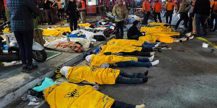 Al menos 146 muertos y más de 150 heridos tras una avalancha en un popular barrio de ocio de Seúl