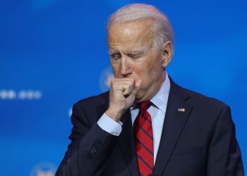 Biden admite que «podría caer muerto mañana»￼￼